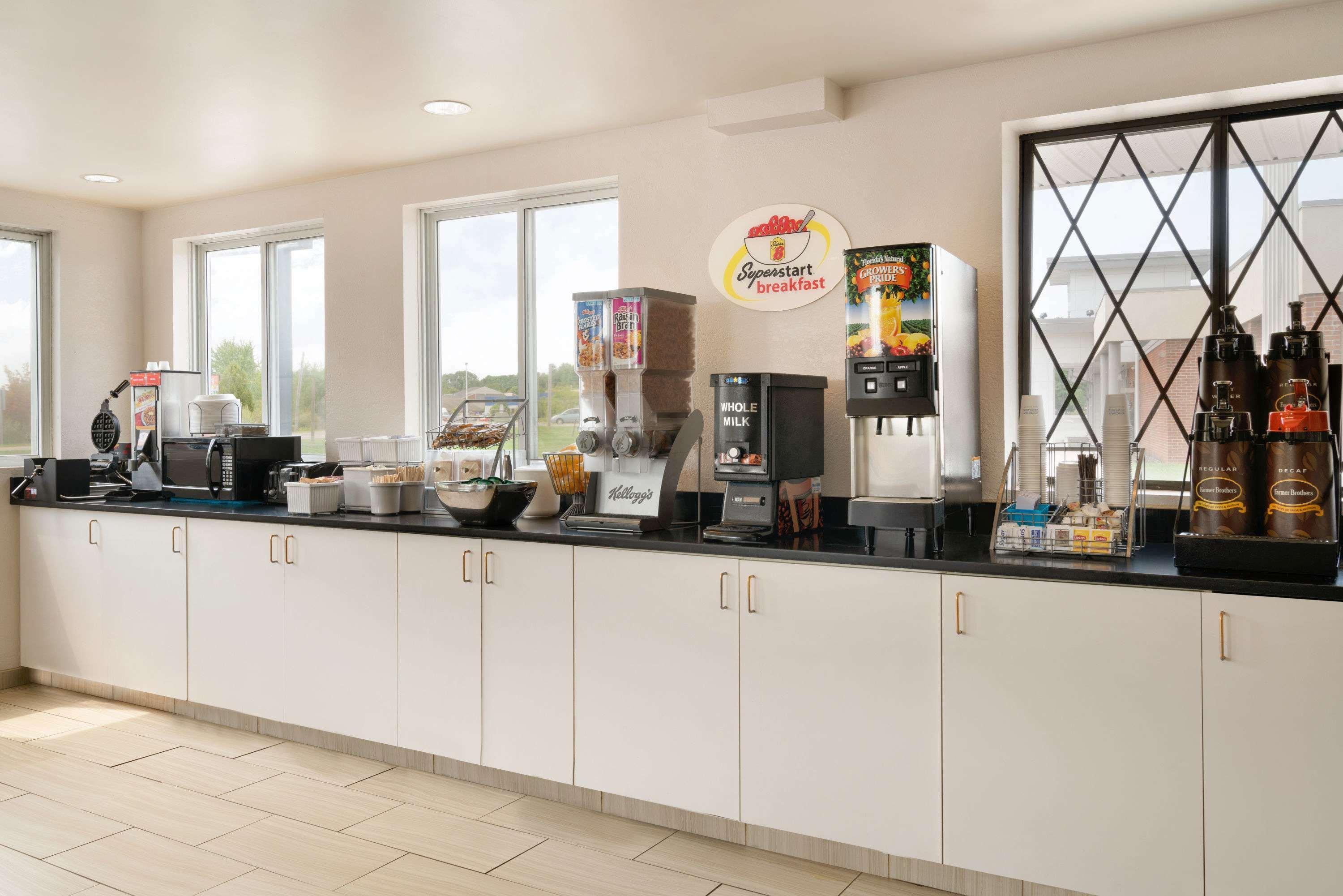 Super 8 By Wyndham Portland/Westbrook Area Hotel Eksteriør billede