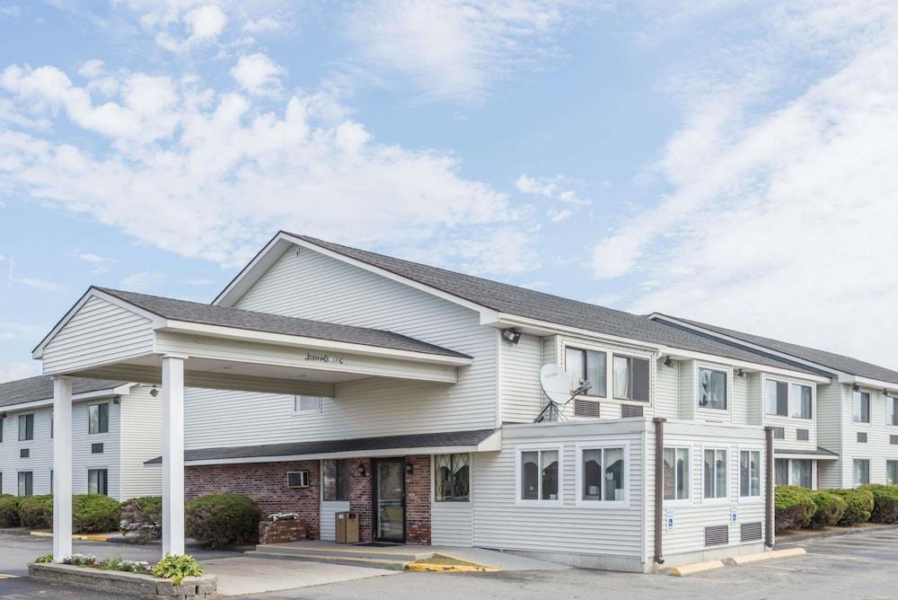 Super 8 By Wyndham Portland/Westbrook Area Hotel Eksteriør billede