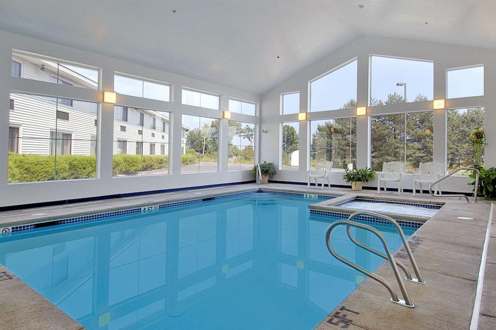 Super 8 By Wyndham Portland/Westbrook Area Hotel Eksteriør billede