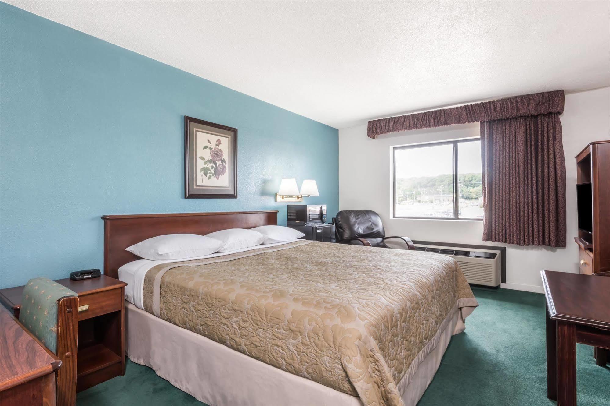 Super 8 By Wyndham Portland/Westbrook Area Hotel Eksteriør billede