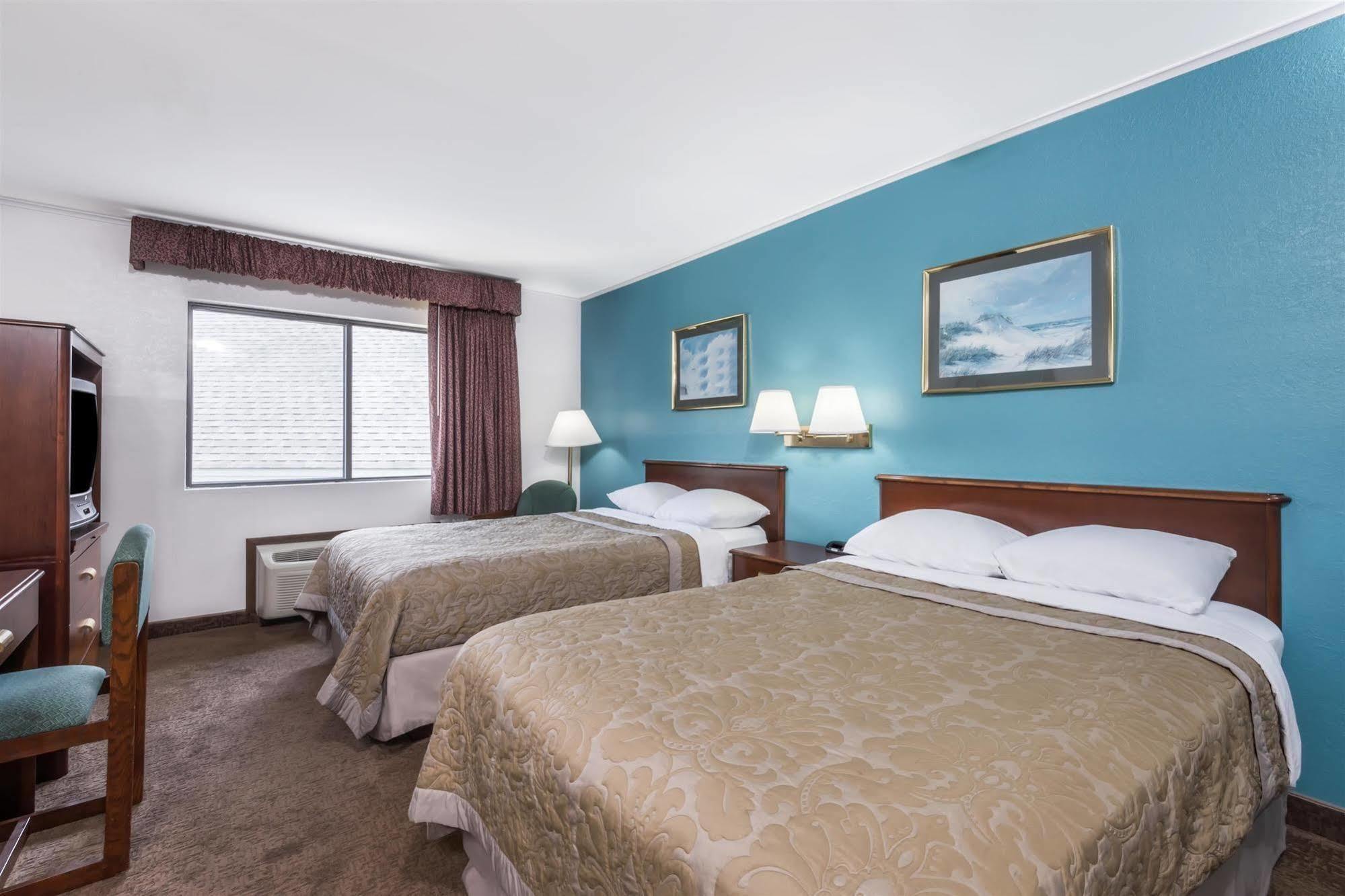 Super 8 By Wyndham Portland/Westbrook Area Hotel Eksteriør billede