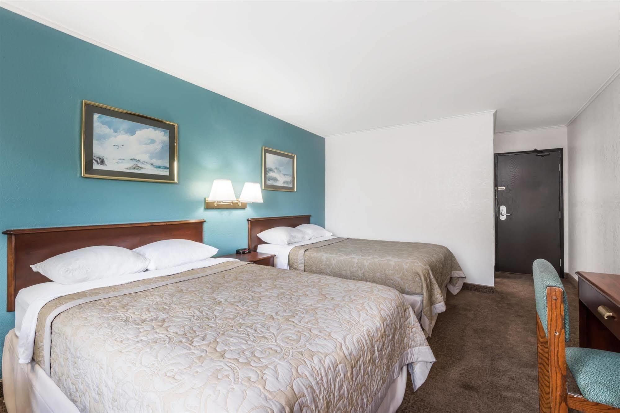 Super 8 By Wyndham Portland/Westbrook Area Hotel Eksteriør billede